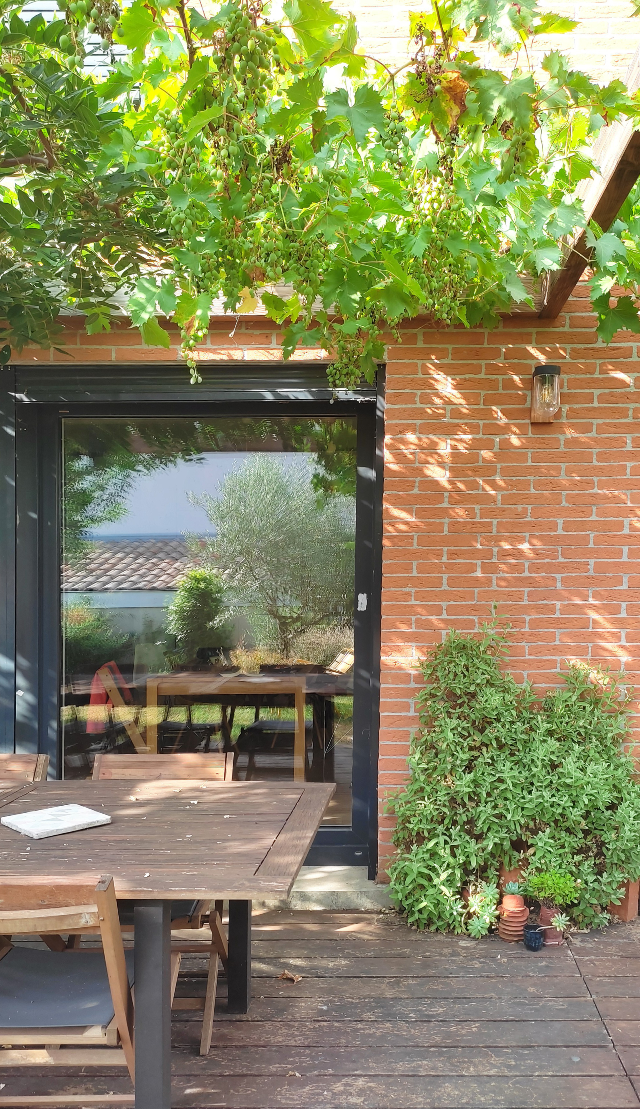 photo d'une maison ombragée avec de la végétation