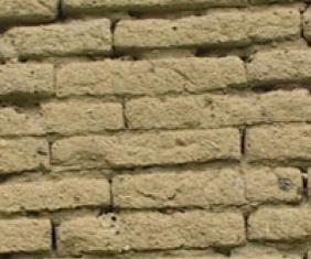 Mur en brique de terre crue