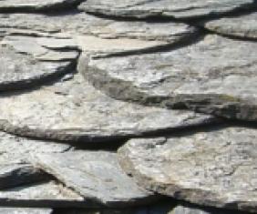 Couverture en ardoise ou lauze de schiste