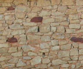 Mur en pierre brute hourdée