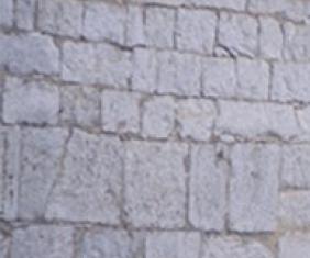 Mur en pierre équarrie