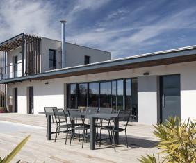 Maison neuve - Une ombre protectrice