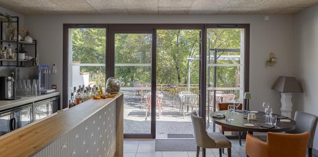 Salle du restaurant s'ouvrant sur la terrasse