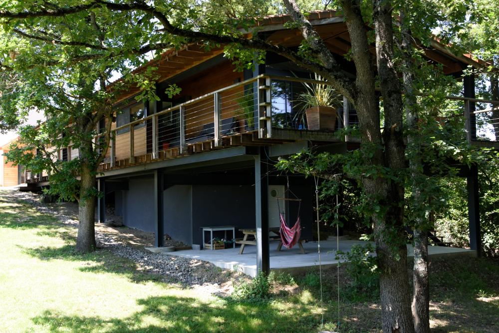 ©Luis Acedo et Mikael Morvan Vue extérieure d'une maison dans la pente sur pilotis conçue par Luis Acedo
