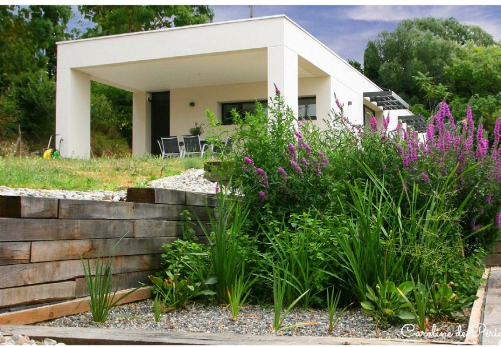 Maison neuve et son jardin en pente