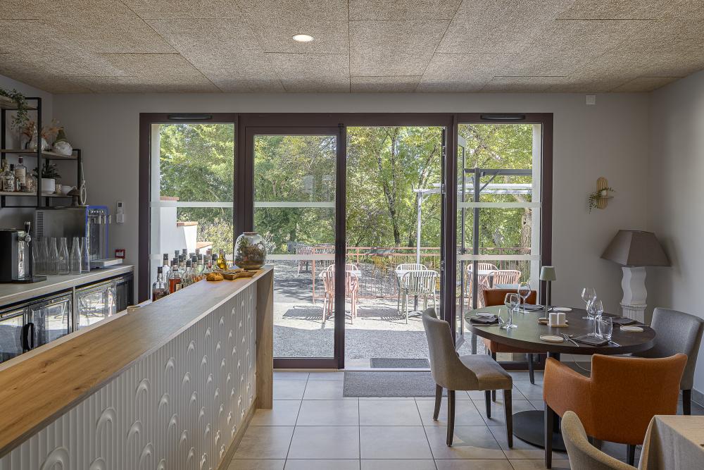 Salle du restaurant s'ouvrant sur la terrasse